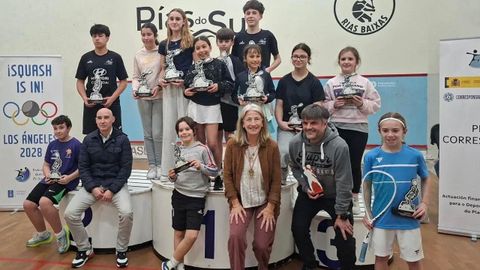Participantes en el Campionato de Galicia sub-11 y sub-15 de squash con sus trofeos