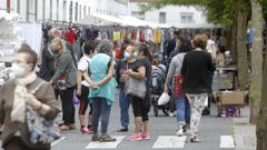 El mercadillo semanal ha vuelto a llenar de vida el barrio de Recimil, donde clientes y vendedores deben usar la mascarilla y guardar la distancia de seguridad