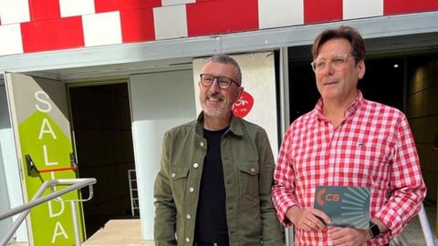 El candidato de Ciudadanos a la Alcald�a de Gij�n, Jos� Carlos Fern�ndez Sarasola, junto al responsable del �rea de Deportes de la formaci�n naranja en la ciudad, Juan Arribas