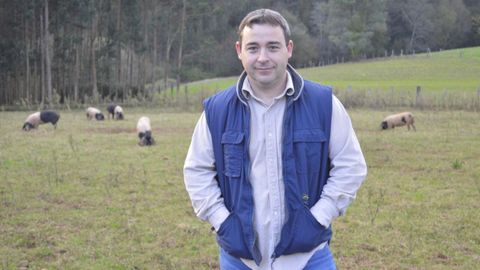 V�ctor Gra�a. San Sadurni�o. Comenz� a criar estos animales en el 2010 para que los terrenos donde antes pastaban sus vacas no quedaran abandonados tras cesar esa actividad. Ahora tiene tres cebaderos, actividad que completa con una queser�a.   