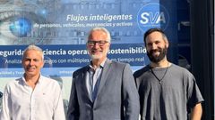 F�lix Primo, en el centro, con parte del equipo con que ha construido Evestel.
