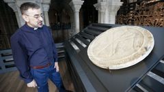 C�sar Carnero xunto ao crism�n de Quiroga no museo da catedral de Lugo, que reformou durante a s�a etapa como delegado de patrimonio hist�rico e art�stico