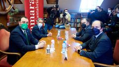 Los presidentes de Asturias, Adrin Barbn y de Cantabria, Miguel ngel Revilla,  durante un encuentro institucional en Santander con las Cmaras de Comercio de Cantabria y Oviedo