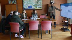 La conselleira de Medio Ambiente (sentada, a la derecha), este mi�rcoles en Cabanas, junto al alcalde (de pie)