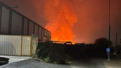 Imagen del incendio de la nave de Cosmeticos Anfer en el polgono de Bergondo