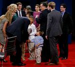 Obama saluda a un nieto de Mitt Romney tras terminar el �ltimo debate entre ellos.