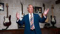 El l�der del partido Reform UK, Nigel Farage, en un bar tras conocerse los resultados de las elecciones locales en el Reino Unido.