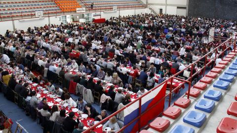 O Barco se rindi al botelo.Ms de mil personas asistieron a la comida en el pabelln