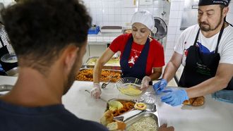 Voluntarios trabajando para dar de comer a los beneficiarios