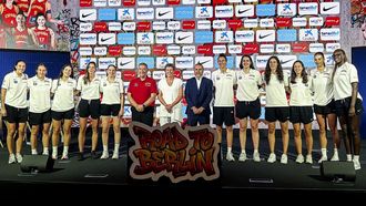 Miguel M�ndez, Elisa Aguilar y Carlos Piz� posan junto a once de las jugadoras espa�olas que ir�n al Mundial; todas, a excepci�n de Megan Gustafson.
