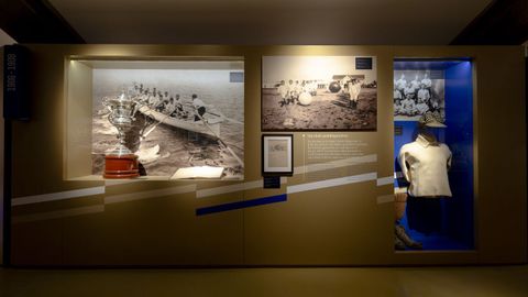 Gorra, jersey de portero, espinilleras y botas de Salvador Foj�n, primer portero del Deportivo (a la derecha).