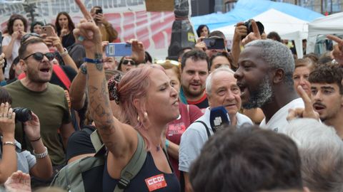 Asistentes a la acampada tratan de expulsar al agitador ultra Bertrand Ndongo.