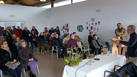 El profesor de historia Eduardo Rico Boquete pronunci� una conferencia en el local social de Eir�n  