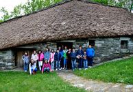 Los alumnos muxi�ns, frente a una palloza de O Cebreiro.