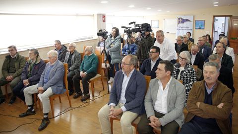 El presidente de la Real Federacin de Vela Gallega, Manuel Villaverde, impone a Ramiro Carregal la medalla de oro de la Federacin 