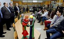 El conselleiro, entre el jefe territorial y el director, entreg� ayer una caja de libros al instituto.