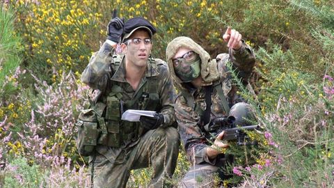 Duas pessoas participam numa batalha de paintball no parque Naturmaz, em Mazaricos.