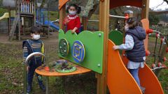 Ni�os de la unitaria de Lanta�o, en Portas, jugando en el parque infantil