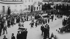 Unha imaxe do funeral celebrado en Chantada por Luis Soto Lemos, xefe local da Falange e morto en combate en Asturias durante a Guerra Civil