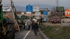 Agricultores cortan carretera C-17, en sentido sur, a la altura de Parets del Vall�s