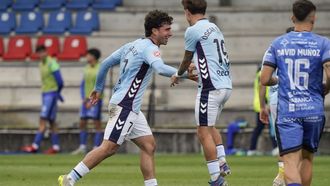 Hugo Gonz�lez celebra su gol ante el Ourense CF con �scar Marcos.