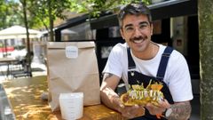 El cocinero Adri�n Fel�pez con sus brioches en el restaurante Miga de A Coru�a