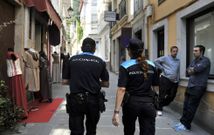 En la imagen, tomada ayer, una patrulla de dos agentes inspecciona las calles del casco. 