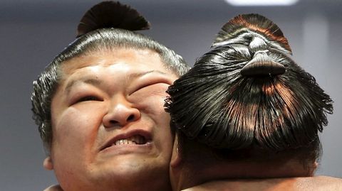 Dos luchadores de sumo, durante un torneo celebrado en Tokio.