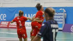 Las jugadoras del Poio celebrando un gol