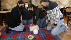 Camareros y repartidores del restaurante Muro, de Viveiro, aprendieron a utilizar un desfibrilador