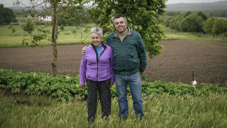 Pura posa con su hijo Jos� Luis junto a una de sus parcelas ubicadas en la aldea de San Miguel.