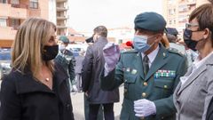 La viuda de Gayoso, Lourdes Est�variz, conversa con el coronel Molano en presencia de la directora general de la Guardia Civil, Mar�a G�mez, durante el homenaje p�stumo celebrado en la sede del GAR en Logro�o