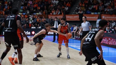 Pablo Cano, en segundo t�rmino, en la visita del Fibwi al Leyma Coru�a