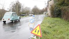 El riesgo de derrumbe de una de las viviendas que delimitan la carretera ha obligado al Concello a acordonar la zona