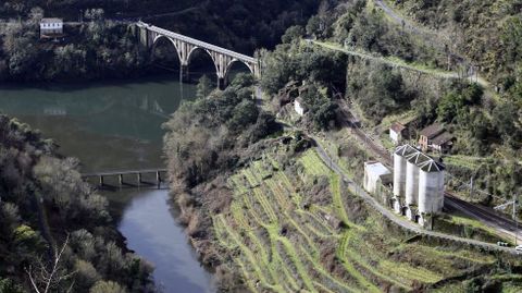El camino que no se har� permitir�a recorrer la orilla del tramo final del Cabe, antes de su desembocadura en el r�o Sil