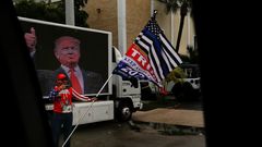 Un seguidor se fotograf�a en un cartel de Trump en Palm Beach. 