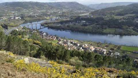 Vistas del río Miño y la Barca de Barbantes desde el monte de San Trocado, en Cenlle.