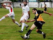 David Ferreiro, recortando a dos rivales en el primer partido de pretemporada. 