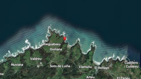 Playa de Puertochico,en Cudillero, donde fue rescatada una mujer que cay� en el acceso a la playa