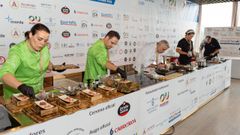 Algunos de los participantes realizando su pincho ante el jurado