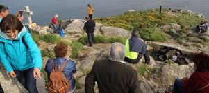 Centenares de personas llegaron ayer hasta el cabo Fisterra a pesar del viento que soplaba por la tarde. 
