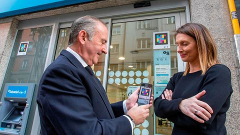 Pablo Junceda, director general de Sabadell Herrero prueba el funcionamiento del C�digo junto a M�nica Magad�n, directora de la oficina del Sabadell Herrero en la calle Asturias de Oviedo