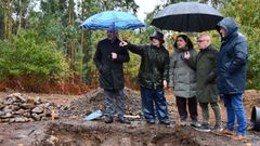 Representantes de la Xunta y del Concello visitaron los trabajos en el castro la semana pasada.
