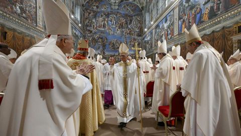 Prevost pronunci ayer su primera homila como pontfice. En la imagen, celebrando la misa con los cardenales electores en la Capilla Sixtina. Dos mujeres, una religiosa y una laica, leyeron la Primera y la Segunda lectura