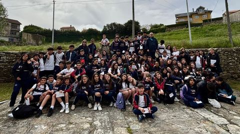 Foto de familia no percorrido de escolares do Fogar de Santa Margarida
