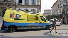 Una ambulancia del 061, en la plaza de Espa�a de Pontevedra