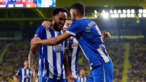 Aubameyang se abraza con Zaka despu�s del gol de la victoria.