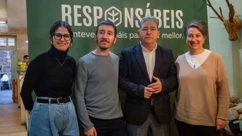 Fern�ndez Lores, con Anabel Gul�as, Alberto Oubi�a y Eva Vilaverde, este viernes en Pontevedra