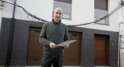 Vicente del R�o frente a la casa que construy�, atravesada por los cables el�ctricos. 