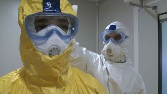 Dos profesionales sanitarios, desinfect�ndose en la Unidad de Aislamiento de Alto Nivel del Hospital G�mez Ulla.